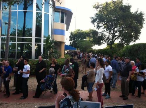 Voting line in Miami, 4 Nov. 2012 (photo credit: Ian Koski/pic.twitter.com/wuMcXz3D)